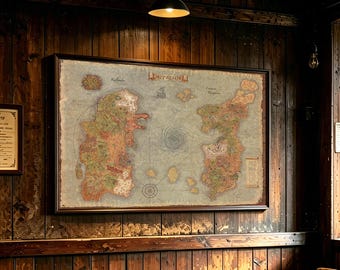Pode incluir: Um mapa de parede retangular emoldurado de Azeroth com uma estética de pergaminho vintage, massas terrestres detalhadas, um vórtice central, uma rosa dos ventos e etiquetas de texto como Kalimdor e Eastern Kingdoms na superfície.