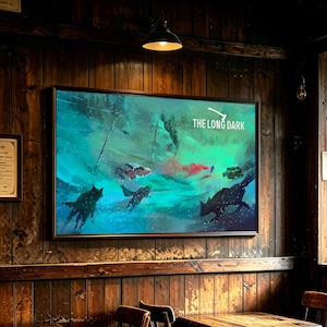 Pode incluir: Uma impressão de arte de parede retangular com uma paisagem nevada sob um céu de aurora boreal em tons de verde e azul-petróleo. A obra exibe o texto THE LONG DARK com um ícone de machado, silhuetas de lobos, um sinalizador vermelho e veículos.