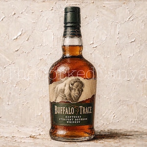 Pu&ograve; includere: Una bottiglia di Buffalo Trace Kentucky Straight Bourbon Whiskey. L'etichetta presenta un'illustrazione dettagliata di un bisonte. La bottiglia ha un tappo verde scuro e un liquido marrone all'interno. Lo sfondo &egrave; una superficie strutturata bianco sporco.