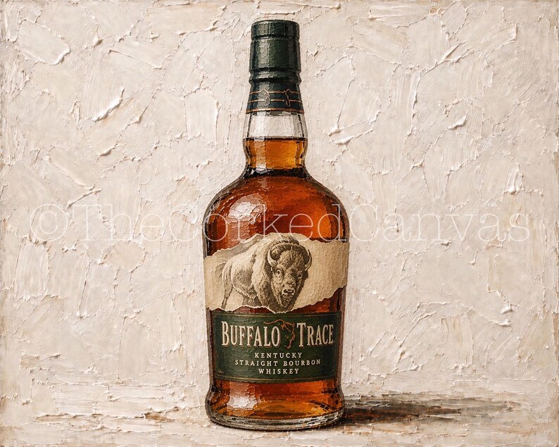 Pu&ograve; includere: Una bottiglia di Buffalo Trace Kentucky Straight Bourbon Whiskey. L'etichetta presenta un'illustrazione dettagliata di un bisonte. La bottiglia ha un tappo verde scuro e un liquido marrone all'interno. Lo sfondo &egrave; una superficie strutturata bianco sporco.