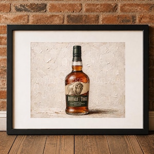 Pu&ograve; includere: Stampa incorniciata di una bottiglia di bourbon Buffalo Trace. La bottiglia &egrave; color ambra con un'etichetta verde scuro e un tappo nero. L'etichetta presenta un'immagine di bisonte. Lo sfondo &egrave; di colore bianco sporco strutturato e la cornice &egrave; nera.