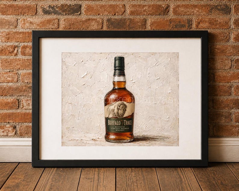Pu&ograve; includere: Stampa incorniciata di una bottiglia di bourbon Buffalo Trace. La bottiglia &egrave; color ambra con un'etichetta verde scuro e un tappo nero. L'etichetta presenta un'immagine di bisonte. Lo sfondo &egrave; di colore bianco sporco strutturato e la cornice &egrave; nera.