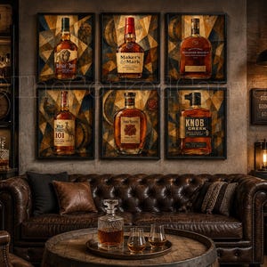 Puede incluir: Una exhibición de seis cuadros con impresiones de botellas de whisky Buffalo Trace, Maker's Mark, Woodford Reserve, Wild Turkey 101, Four Roses y Knob Creek sobre fondos geométricos, colocados sobre un sofá de cuero marrón capitoné.