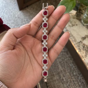 Pulsera de oro blanco de 18 quilates con rubíes naturales y diamantes talla cojín de 12,00 quilates (certificada por IGL).