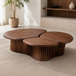 Handgemaakte notenhouten salontafel, ronde salontafel organische wolkvorm, gecanneleerde lattenbodem, middentafel woonkamer, luxe banktafel