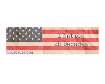 Naklejka na zderzak z flagą amerykańską – „1 Nation 25 Decades”