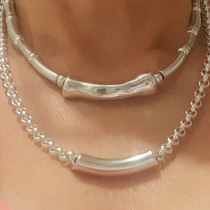 Versilberte Rolo Kette: Gehämmerter Röhrchen Anhänger