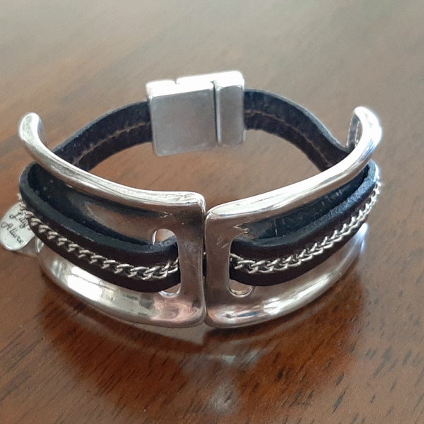 bracelet for woman cuff style silver unique design very secure closure great on small wrist or large wrist the best gift for woman