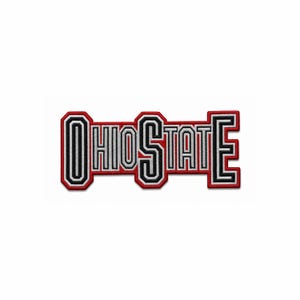 Puede incluir: Un parche bordado que presenta el texto OHIO STATE en una fuente de bloque. Las letras están delineadas en rojo, con detalles interiores en negro y blanco. El diseño está estructurado con la palabra OHIO y la palabra STATE unidas en una pieza.