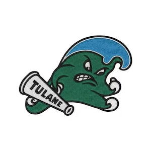 Op de afbeelding: Geborduurde patch met de mascotte van de Tulane University. De groene mascotte heeft een blauwe hanenkam en houdt een megafoon vast met het woord "TULANE" erop. De patch heeft een zwarte rand.
