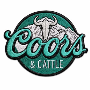 Peut inclure: Un écusson brodé circulaire avec un fond sarcelle, une chaîne de montagnes blanche et un crâne de taureau blanc au sommet. Le texte Coors est brodé en grande écriture cursive sarcelle au centre, avec & CATTLE en lettres capitales blanches.