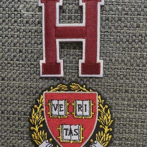 Conjunto de parches bordados con la letra y el escudo de la Universidad de Harvard para planchar.