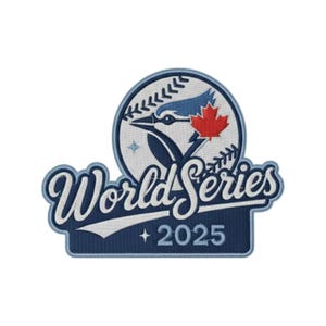 Puede incluir: Parche bordado con el texto "World Series + 2025". El diseño presenta un arrendajo azul, una hoja de arce roja y costuras de béisbol. El parche es predominantemente azul y blanco.