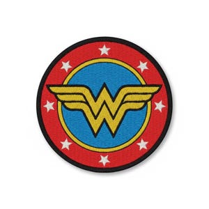 Puede incluir: Parche bordado con el logotipo de Wonder Woman. El diseño incluye una "W" amarilla con alas, sobre un círculo azul. El círculo está rodeado por un borde rojo con estrellas blancas, todo sobre un fondo negro.