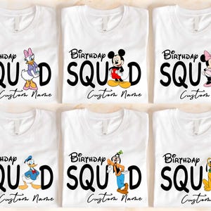 Pode incluir: Seis t-shirts brancas com o texto preto Birthday SQUAD onde uma personagem de desenho animado substitui a letra A. As personagens incluem Daisy Duck, Mickey Mouse, Minnie Mouse, Donald Duck, Goofy e Pluto. Cada t-shirt inclui Custom Name.