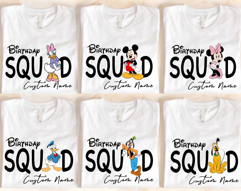 Pode incluir: Seis t-shirts brancas com o texto preto Birthday SQUAD onde uma personagem de desenho animado substitui a letra A. As personagens incluem Daisy Duck, Mickey Mouse, Minnie Mouse, Donald Duck, Goofy e Pluto. Cada t-shirt inclui Custom Name.