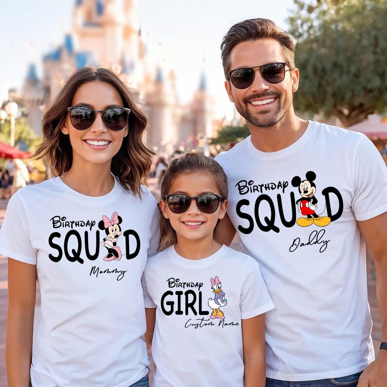 Pode incluir: Tr&ecirc;s camisetas brancas com gr&aacute;ficos de personagens da Disney e texto. A camiseta da esquerda diz Birthday SQUAD Mommy com Minnie Mouse, a do centro Birthday GIRL Custom Name com Margarida e a da direita Birthday SQUAD Daddy com Mickey Mouse.