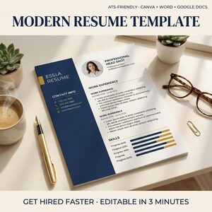 Può includere: Un modello di curriculum moderno con un design blu navy e oro. Il curriculum include sezioni per informazioni di contatto, esperienza lavorativa e competenze. Il testo "ESSIA RESUME" è in alto. L'immagine include anche una penna, occhiali e una piccola pianta.