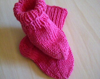 Bamboo yarn Baby socks, newborn gift, hand knitted socks, 0 -  3m baby girl, handmade baby clothes, peach pink, very soft baby socks booties