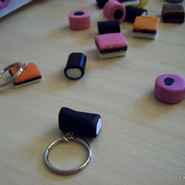 Réglisse anglaise -Porte-clés un porte-clés 'bonbons' noir blanc rose orange modelé à la main en argile polymère fun Idée cadeau Fait à la main en Finlande