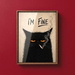 Puede incluir: Impresión artística enmarcada que presenta un gato negro con ojos amarillos fumando un cigarrillo. El texto "I'M FINE" está encima del gato. La obra de arte tiene un estilo humorístico y ligeramente atrevido, sobre un fondo neutro.