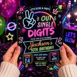 Puede incluir: Una invitación de cumpleaños rectangular con fondo negro y gráficos de colores neón. El texto dice: LET'S GLOW & PARTY! OUT SINGLE DIGITS, Jackson's 10TH BIRTHDAY!, SATURDAY AUGUST 24, NEON JUMP ARENA, 123 PARTY LANE, TEXAS 4567, 2PM TO 4PM, RSVP TO ASHLEY 123.456.7899.