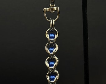 Blauwe Captive Orbital Bead Chainmail roestvrijstalen sleutelhanger