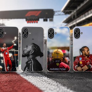 Pode incluir: Quatro capas transparentes para smartphone com imagens de Lewis Hamilton. A primeira mostra-o com fato de corrida vermelho a segurar um troféu, a segunda é um retrato a preto e branco, a terceira um capacete amarelo e a quarta em vermelho.
