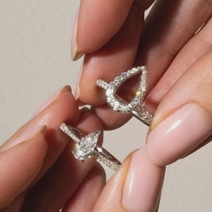 Alliance unique en forme de poire sertie pavé, bague en moissanite taille poire 8 x 5 mm pour femme, bague halo de diamants tige ouverte sertie sur or blanc 10 carats