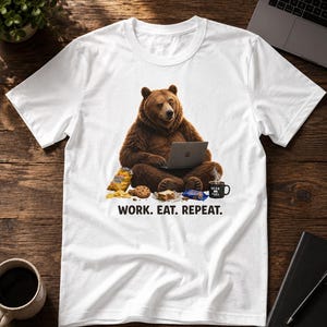 仕事して食べて繰り返すクマのシャツ、面白いクマのラップトップスナックTシャツ、共感できるTシャツ