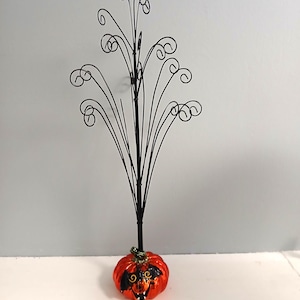 Árbol de Halloween alto de metal de Hallmark, base de calabaza naranja brillante, centro de mesa con murciélago negro, 19&quot;, decoración para fiestas, decoración