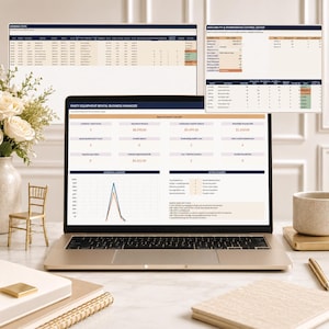 Op de afbeelding: Een laptopscherm met een dashboard voor het beheer van feestverhuur, inclusief financiële statistieken, operationele overzichten en een lijngrafiek, vergezeld door twee vensters met boekingsitems en beschikbaarheidsgegevens.