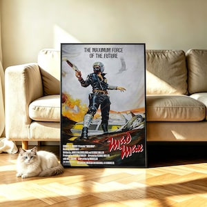 Puede incluir: Un póster de la película Mad Max enmarcado que muestra a una figura central con equipo de cuero negro sosteniendo una pistola, con el texto THE MAXIMUM FORCE OF THE FUTURE arriba y el título MAD MAX en letra roja abajo, sobre un fondo desértico.