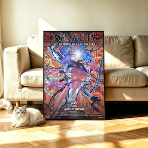 Pode incluir: Um cartaz de filme emoldurado de The Ghost in the Shell apresentando uma personagem de anime estilizada com cabelo azul e um traje metálico, rodeada por balas flutuantes e padrões de circuitos, com o texto SARU e JULY 2026 na parte inferior.