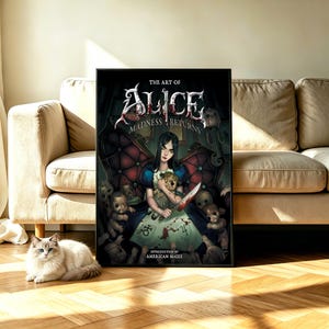 Może przedstawiać: Oprawiony wydruk artystyczny zatytułowany The Art of Alice Madness Returns przedstawiający mroczną ilustrację postaci z długimi czarnymi włosami trzymającej nóż i lalkę, otoczonej małymi figurkami, z plamami krwi i tekstem.