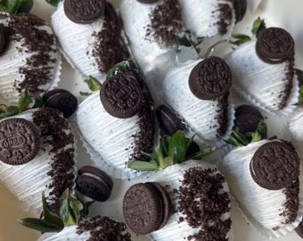 Galletas y crema personalizadas bañadas en chocolate con trocitos de Oreo y fresas