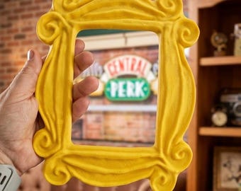 Türspionrahmen „Friends“ | Selbstklebender Türrahmen für Wohnungen | Von der TV-Serie inspirierte Haustürdekoration | 3D-gedrucktes Geschenk für Zuhause | Monica D
