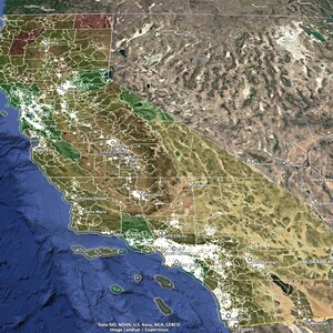 Peut inclure: Image satellite de la Californie, montrant les caractéristiques géographiques et les limites politiques de l'État. L'image comprend l'océan Pacifique, les chaînes de montagnes et les grandes villes. Le texte "Data SIO, NOAA, US. Navy, NGA, GESCO Image Landsat / Copernicus" est visible.