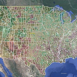 Peut inclure: Une carte détaillée des États-Unis, présentant les limites des comtés avec des couleurs variées. La carte met en évidence les caractéristiques géographiques, y compris les côtes et les plans d'eau.