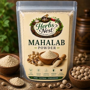 Op de afbeelding: Een doorzichtige hersluitbare zak met Herbs & Nest Mahaleb-poeder. Het etiket bevat een vogelnestlogo, de tekst "MAHALAB POWDER" en illustraties van hele zaden en een houten schepje. Vijf iconen benadrukken de natuurlijke en kwalitatieve eigenschappen.