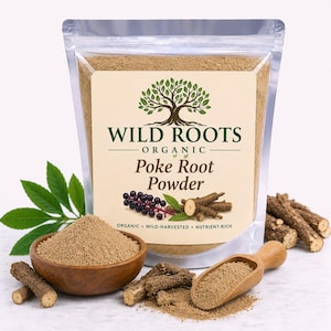 Könnte beinhalten: Nahaufnahme eines Beutels Wild Roots Organic Poke Root Powder. Eine Holzschale und ein Löffel enthalten das Pulver, mit Wurzelstücken und Blättern darum. Der Beutel hat ein beiges Etikett mit dem Markennamen und Produktinformationen.