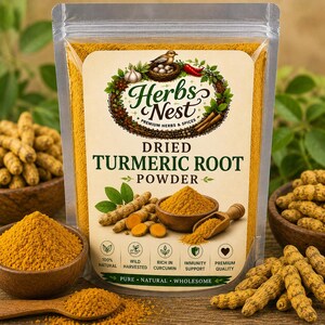 Peut inclure: Un sachet en plastique transparent de poudre de racine de curcuma séchée Herbs Nest. L'étiquette présente un oiseau dans un nid, du texte et des illustrations de racines et de poudre de curcuma. Le sachet est entouré de bols en bois.