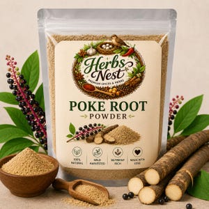 Może przedstawiać: Przezroczysta plastikowa torebka z jasnobrązowym proszkiem z korzenia poke z etykietą Herbs Nest Premium Spices & Herbs Poke Root Powder. Etykieta zawiera ilustracje ptaka, gniazda, czosnku, chili oraz drewnianej łyżki z przyprawami.