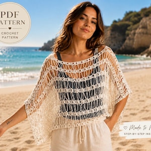 Può includere: Un poncho all'uncinetto color crema a trama aperta con dettagli a frange. L'immagine include il testo "PDF PATTERN CROCHET PATTERN" in un design circolare. Sono visibili anche le parole "Made to Measure" e "STEP-BY-STEP INSTRUCTIONS".