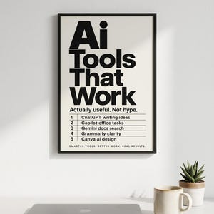 Pode incluir: Uma impressão em preto e branco emoldurada com o texto "Ai Tools That Work". Abaixo do título, há uma lista de ferramentas de IA. Um laptop fechado, uma caneca e uma pequena planta em vaso estão em uma mesa branca.