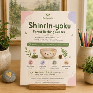 Könnte beinhalten: Eine rechteckige Aktivitätskarte mit dem Titel Shinrin-yoku Forest Bathing Senses von ZenSprouts. Die Karte zeigt eine Illustration einer lächelnden Schale, Natursymbole und Text, der ein Achtsamkeitsset für Kinder von 5 bis 12 Jahren beschreibt.