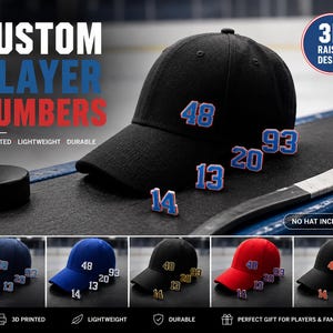 Peut inclure: Casquette de baseball noire avec des numéros de joueur personnalisés en bleu et blanc imprimés en 3D. L'image montre différents numéros : 48, 93, 20, 13 et 14. Le texte indique « CUSTOM PLAYER NUMBERS » et « 3D PRINTED LIGHTWEIGHT DURABLE ».
