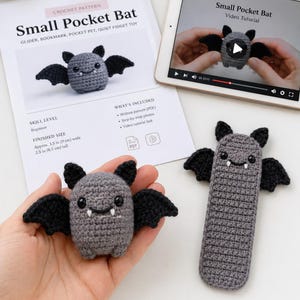 Pode incluir: Um padrão de crochê intitulado Small Pocket Bat com um tablet exibindo um tutorial em vídeo, um pequeno brinquedo de morcego cinza em crochê e um marcador de página de morcego cinza. O documento indica um tamanho final de 9 cm por 6,5 cm.