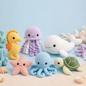 Può includere: Una collezione di creature marine all'uncinetto fatte a mano, tra cui un cavalluccio marino giallo, una medusa viola, una balena bianca, una stella marina rosa, un polpo blu e una tartaruga verde. I giocattoli sono disposti su uno sfondo azzurro.