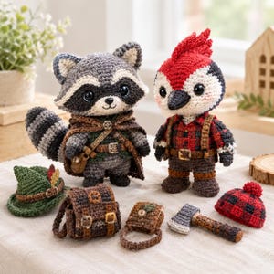 Può includere: Due animali di peluche all'uncinetto, un procione e un picchio, accompagnati da accessori in miniatura tra cui un cappello verde con piuma, uno zaino marrone, una piccola borsa, un'ascia giocattolo e un berretto a quadri rosso e nero.